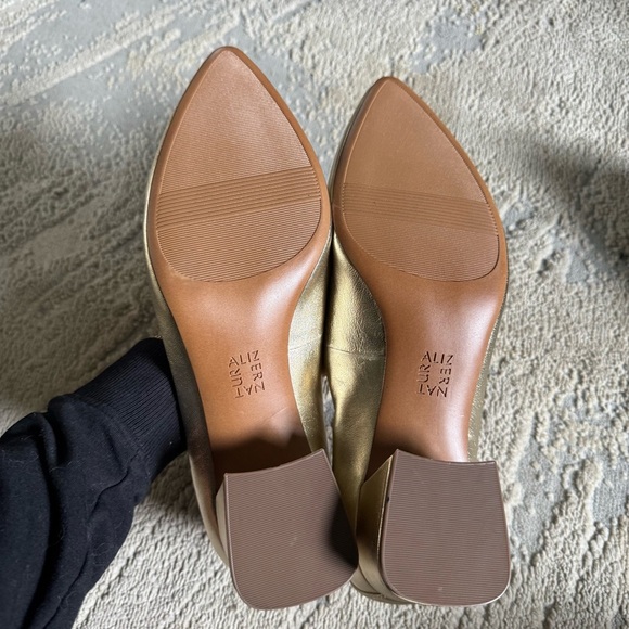 Naturalizer Malynn gold pointed Toe Pumps leather slip on low block heel 9.5 W - Picture 5 of 14